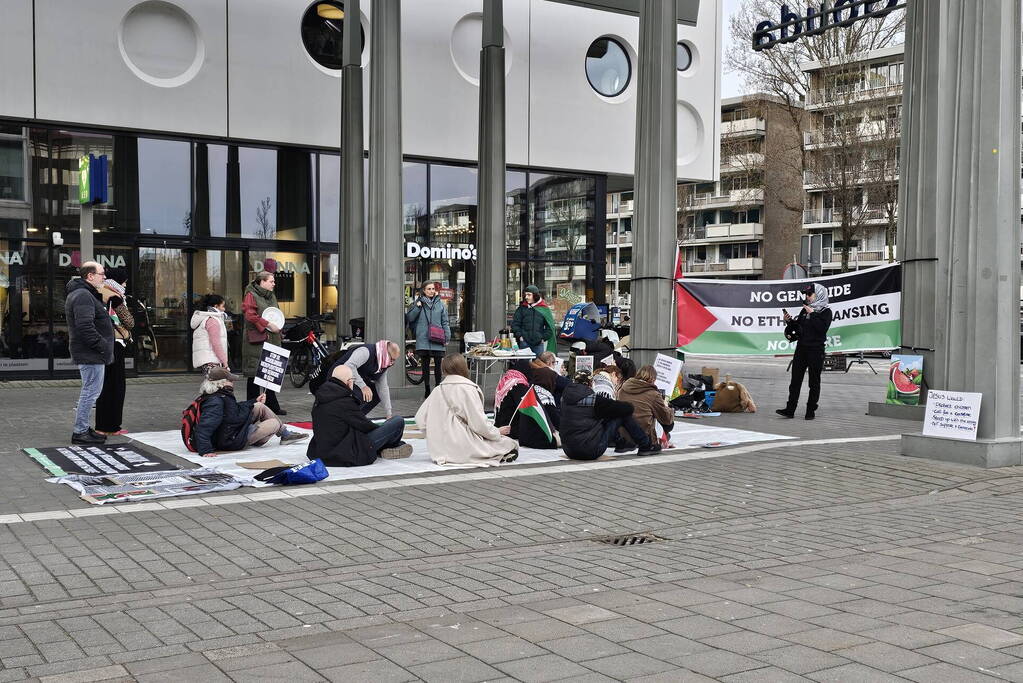 Tientallen pro-Palestijnse actievoerders gaan zitten uit protest tegen Gaza-oorlog