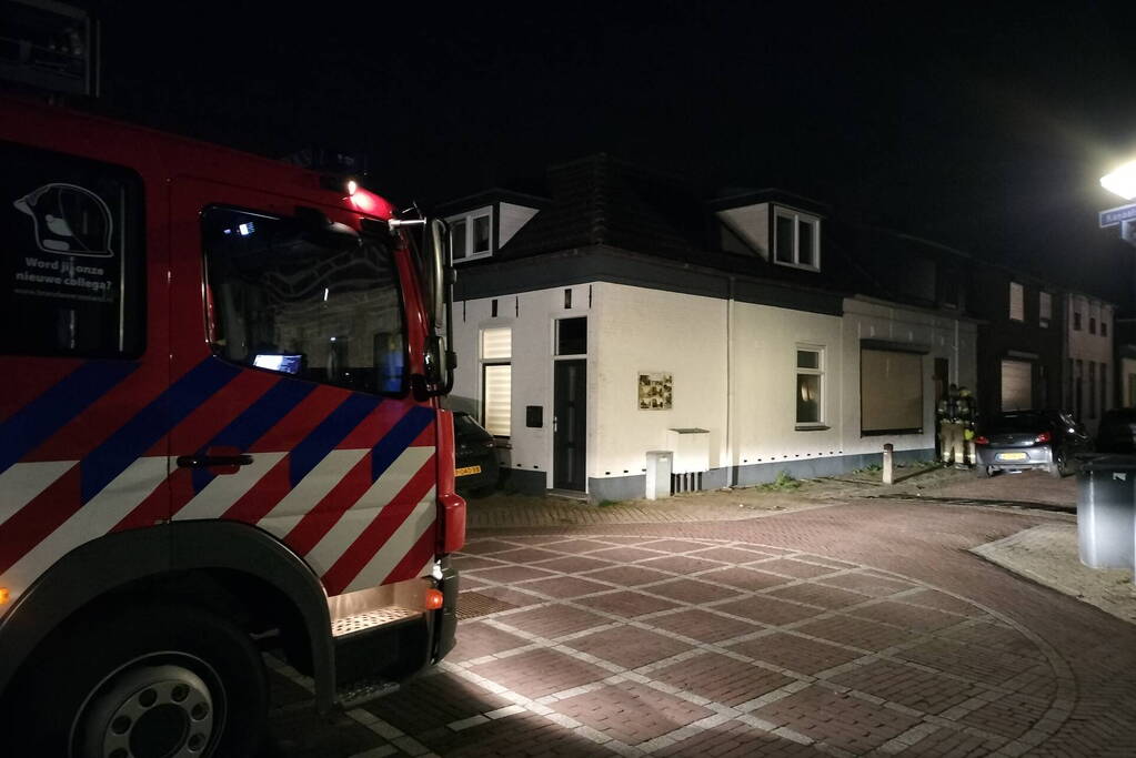 Brandweer onderzoekt gaslucht bij woning