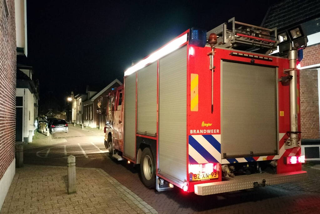 Brandweer onderzoekt gaslucht bij woning