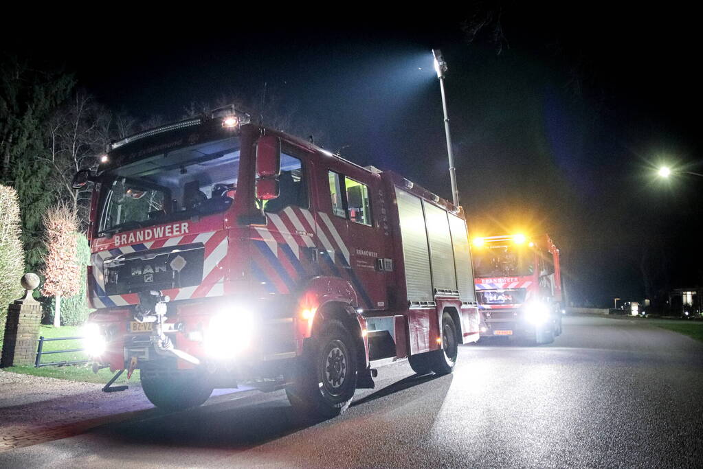 Brand op dak van vrijstaande woning