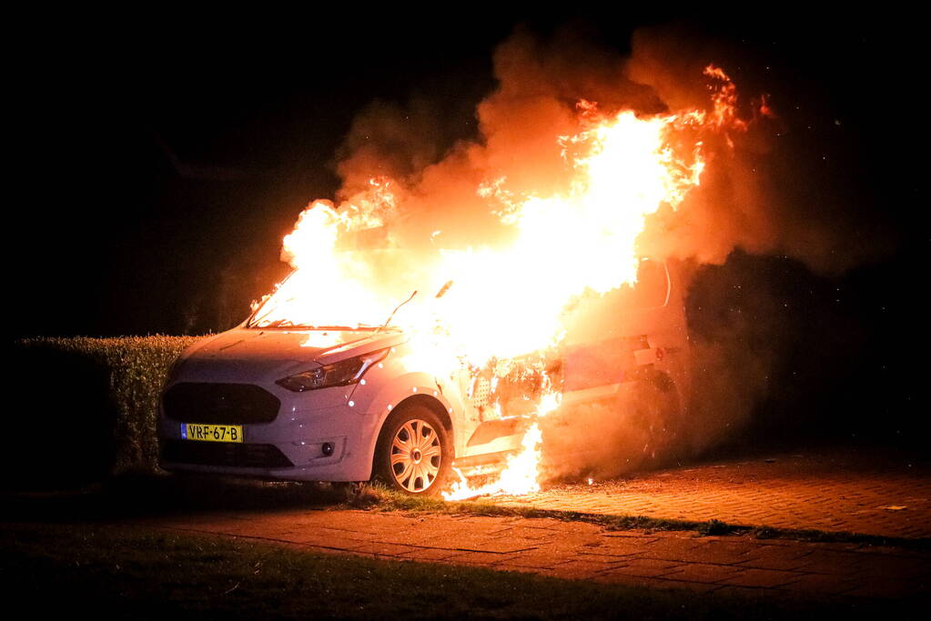 Metershoge vlammen slaan uit bestelbus