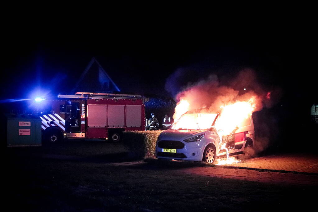 Metershoge vlammen slaan uit bestelbus