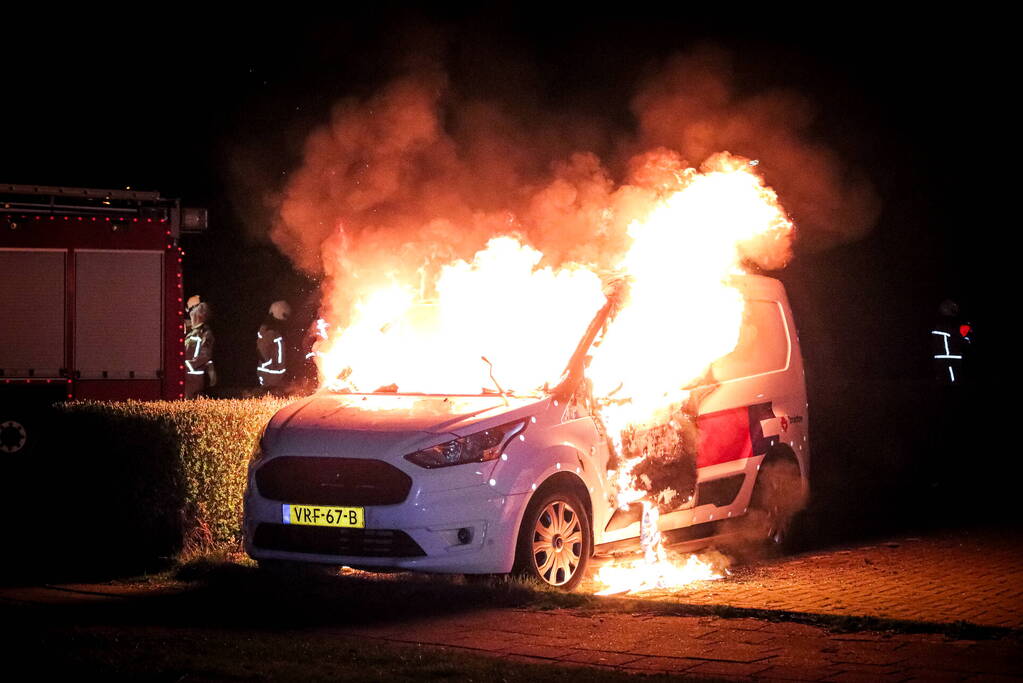 Metershoge vlammen slaan uit bestelbus