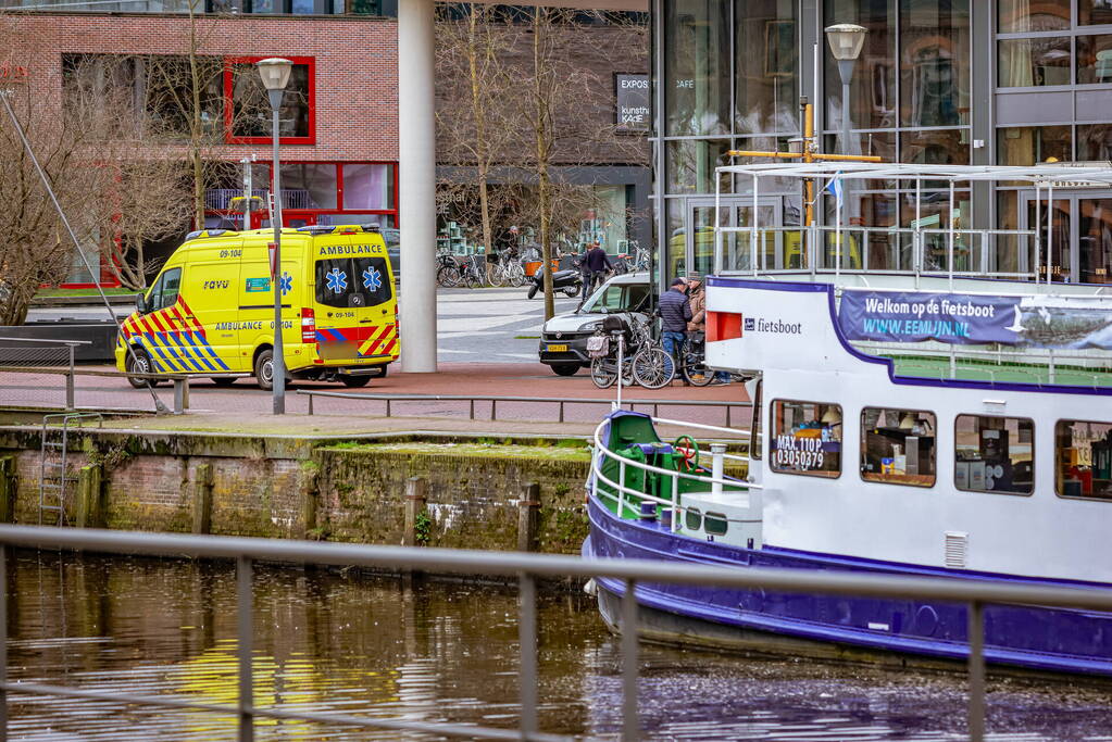 Man op Tomos-scooter botst op kozijn restaurant