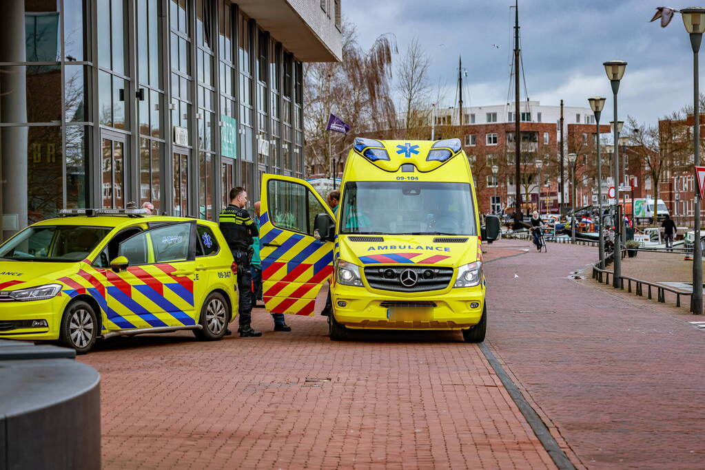 Man op Tomos-scooter botst op kozijn restaurant