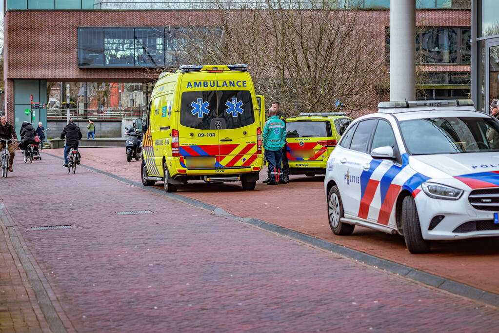 Man op Tomos-scooter botst op kozijn restaurant