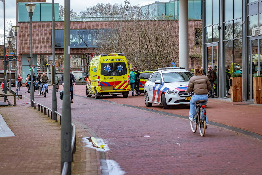 Man op Tomos-scooter botst op kozijn restaurant