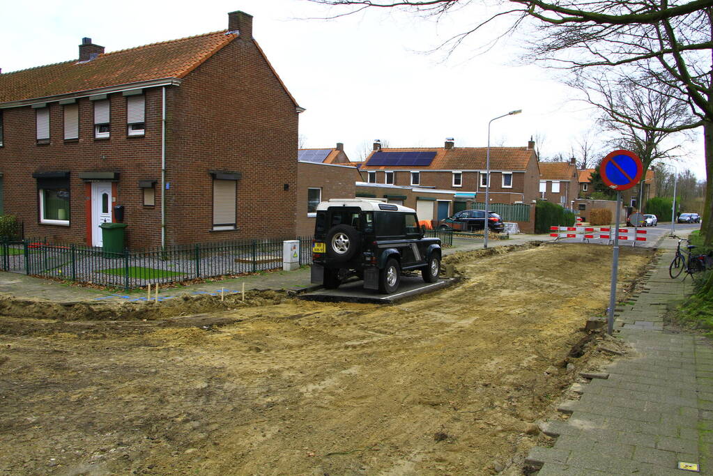 Voertuig moederziel in opgebroken straat