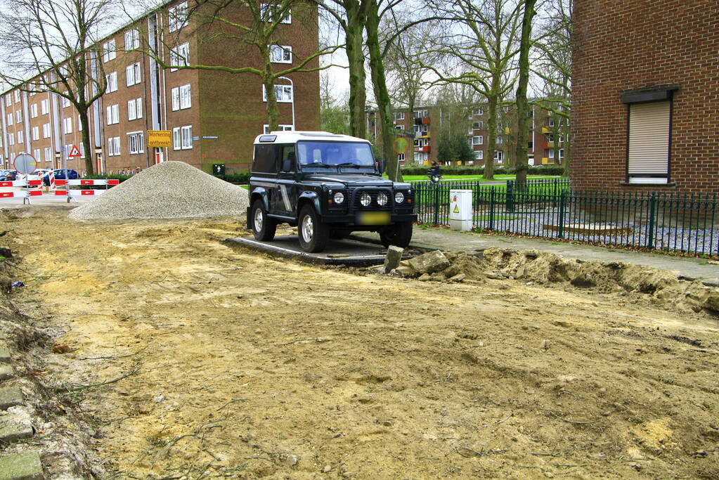 Voertuig moederziel in opgebroken straat