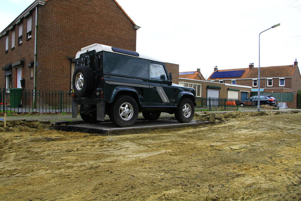 Voertuig moederziel in opgebroken straat