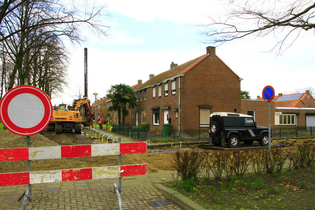 Voertuig moederziel in opgebroken straat