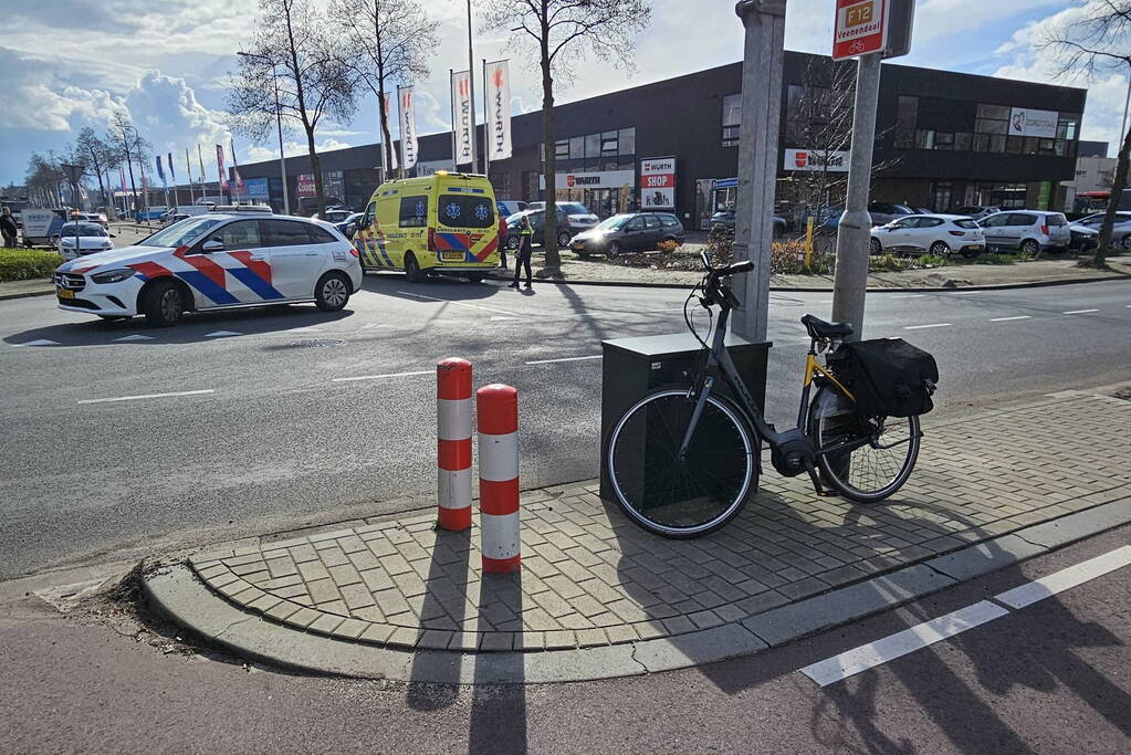 Afslaande automobilist rijdt fietser aan