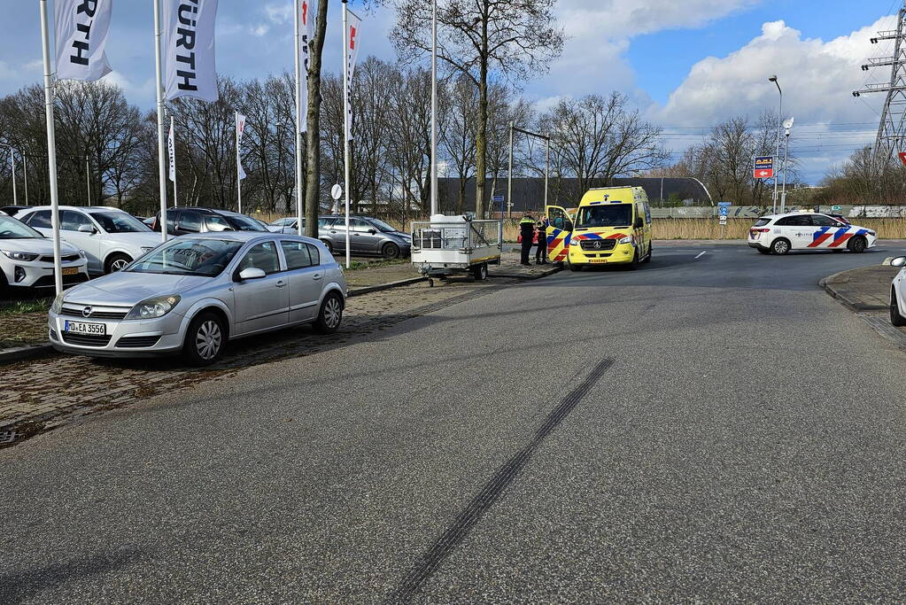 Afslaande automobilist rijdt fietser aan