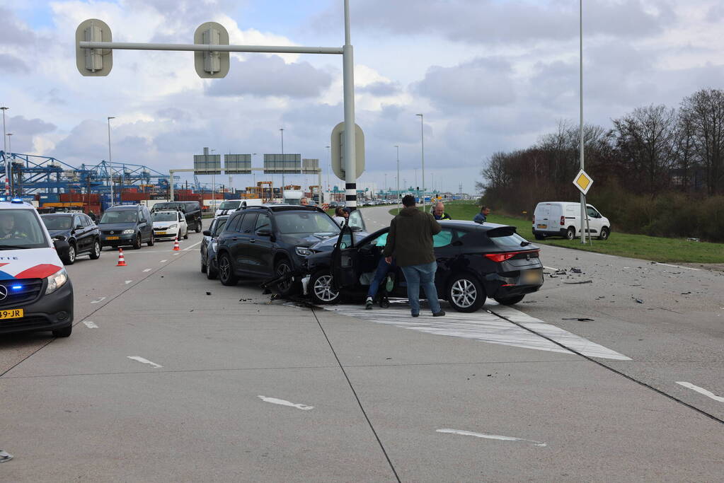 Meerdere voertuigen betrokken bij verkeersongeval op kruising