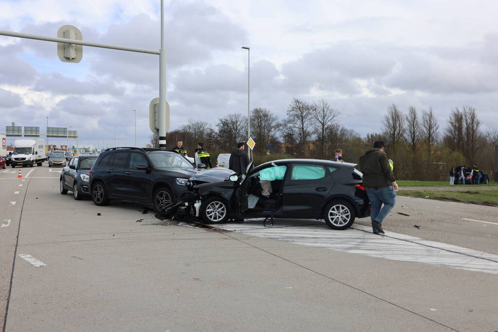 Meerdere voertuigen betrokken bij verkeersongeval op kruising