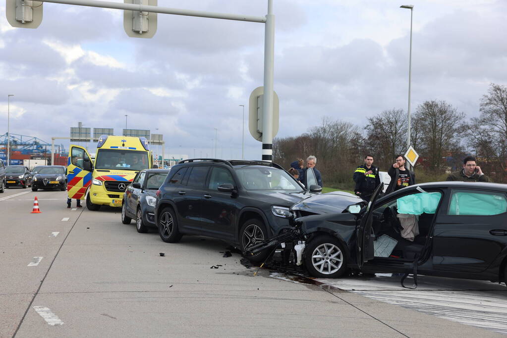 Meerdere voertuigen betrokken bij verkeersongeval op kruising