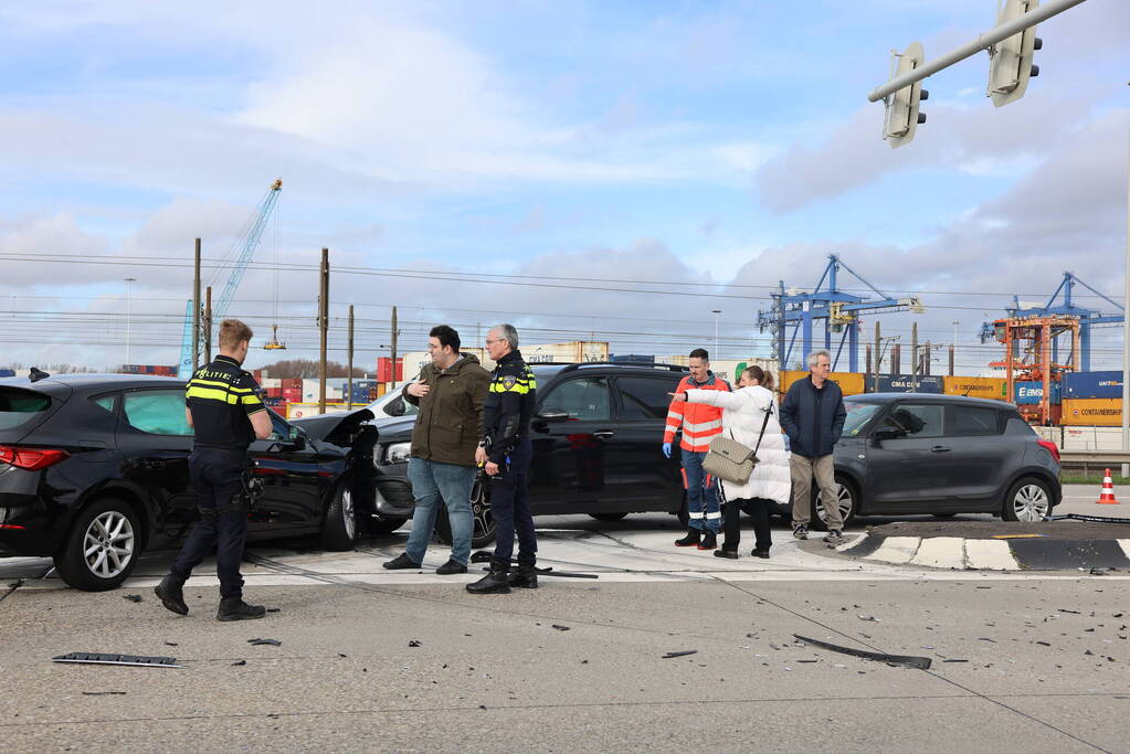 Meerdere voertuigen betrokken bij verkeersongeval op kruising