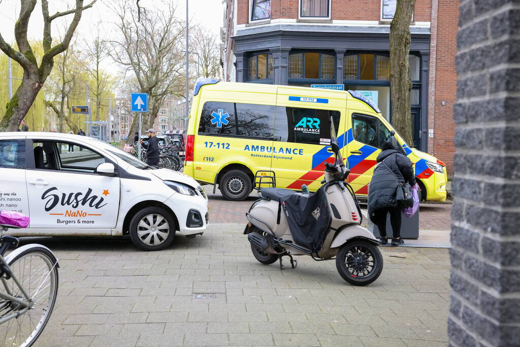 Scooter geschept door personenauto