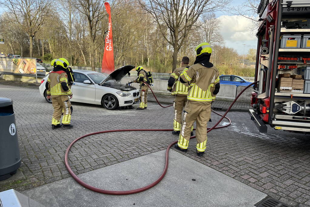 Motor van auto vliegt in brand na autorit