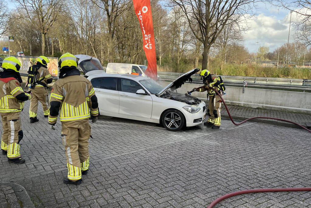 Motor van auto vliegt in brand na autorit