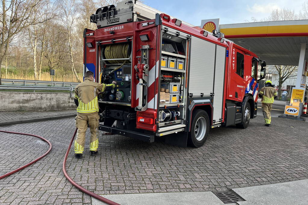 Motor van auto vliegt in brand na autorit