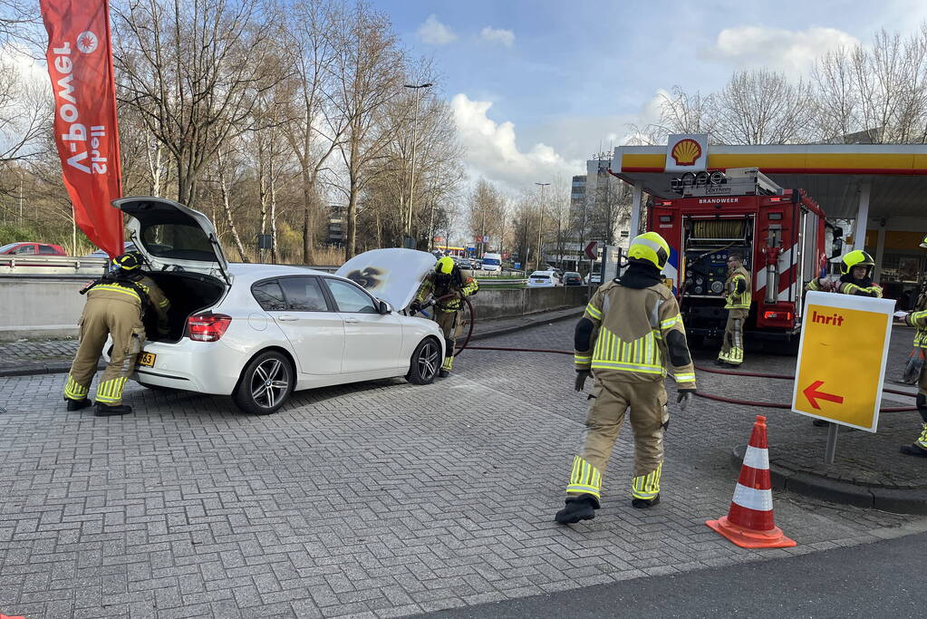 Motor van auto vliegt in brand na autorit