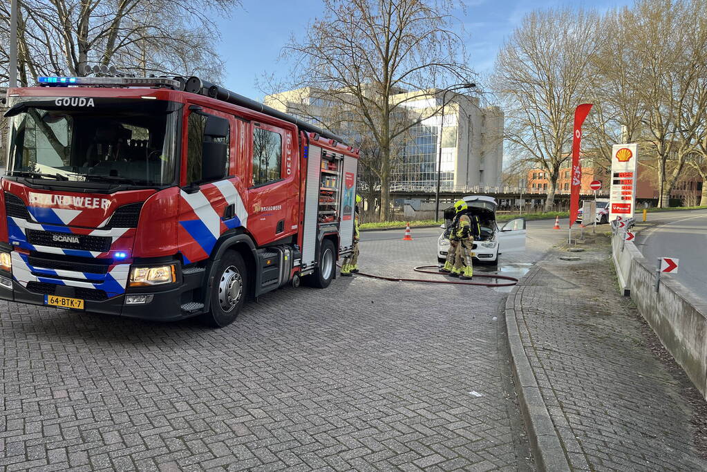 Motor van auto vliegt in brand na autorit