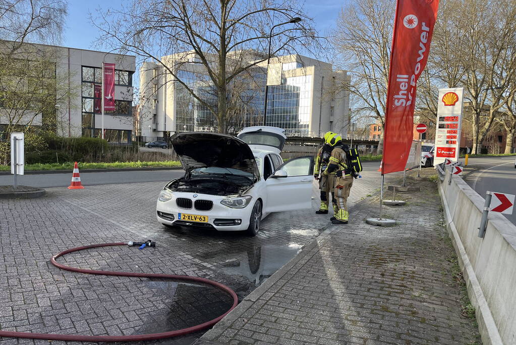 Motor van auto vliegt in brand na autorit