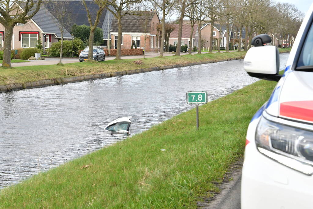 Omstanders redden man uit te water geraakte auto