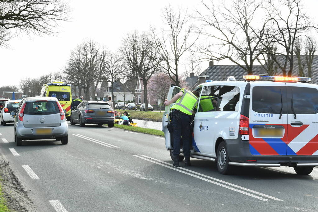 Omstanders redden man uit te water geraakte auto