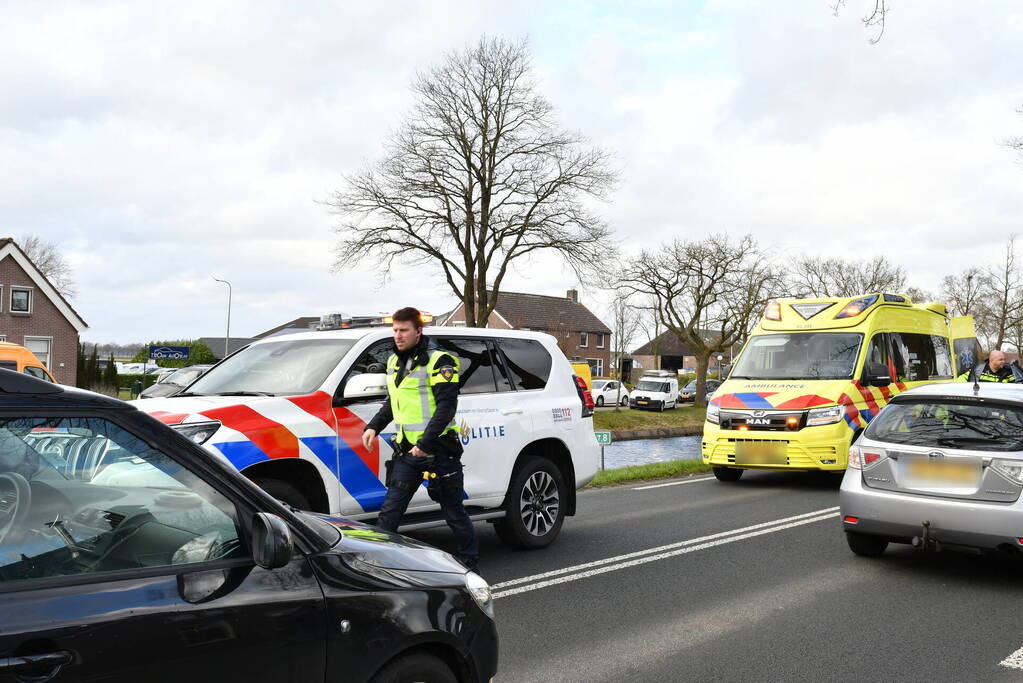 Omstanders redden man uit te water geraakte auto