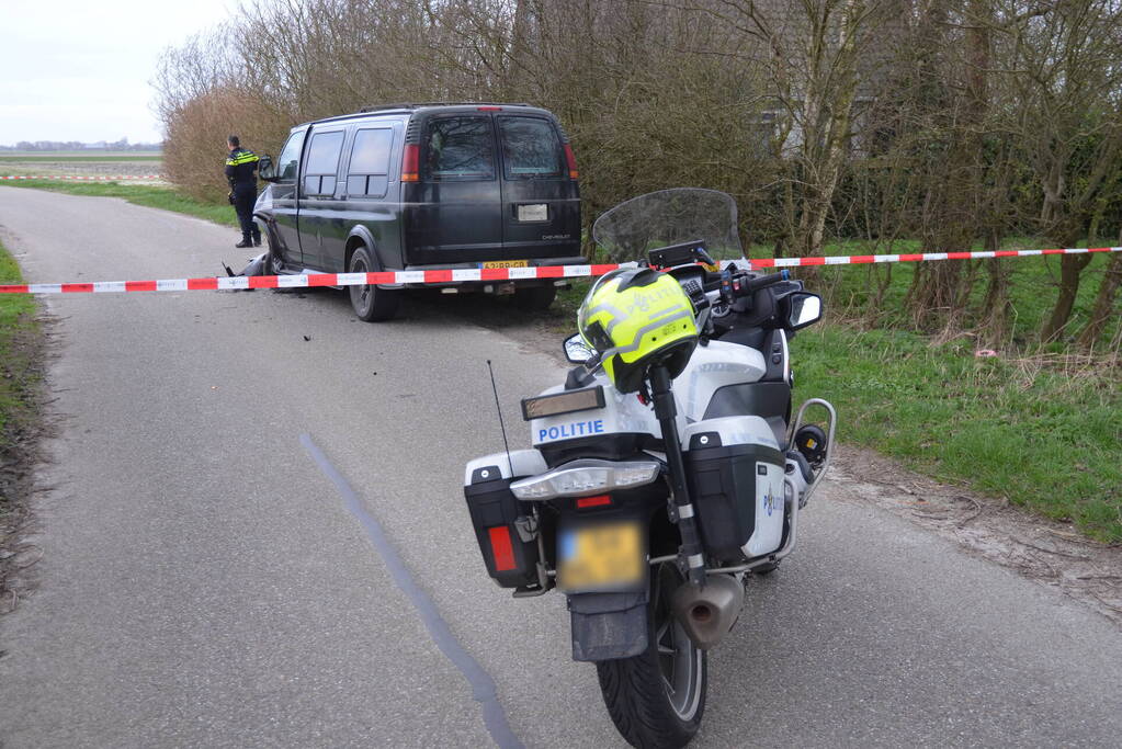 Persoon zwaargewond bij frontale aanrijding