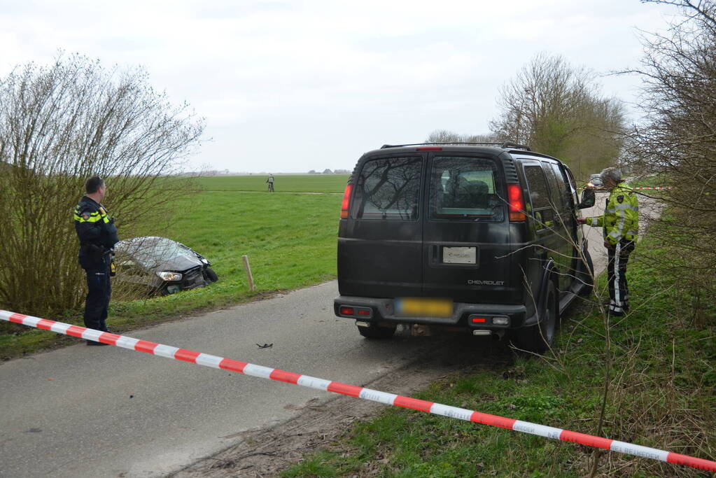 Persoon zwaargewond bij frontale aanrijding