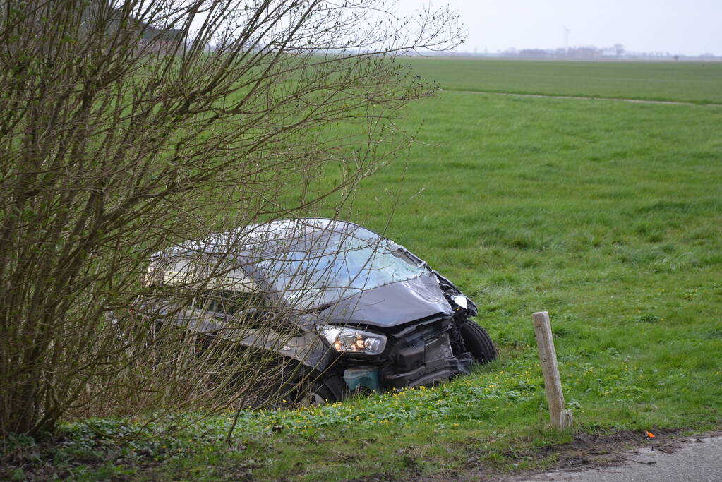 Persoon zwaargewond bij frontale aanrijding