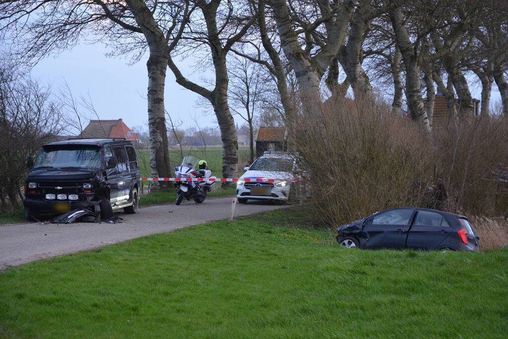 Persoon zwaargewond bij frontale aanrijding