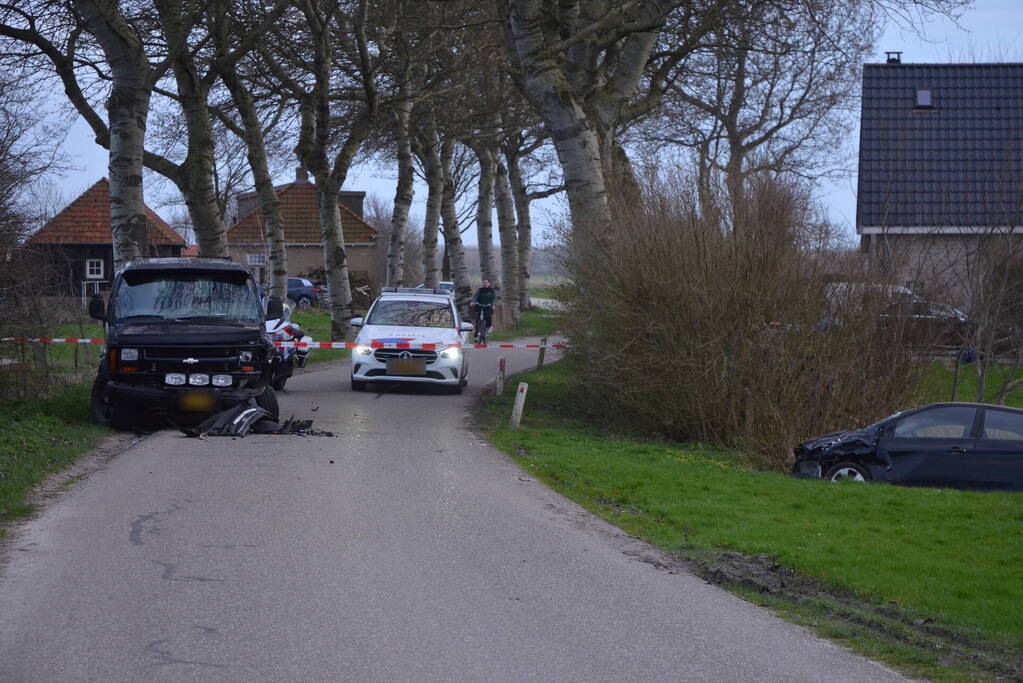 Persoon zwaargewond bij frontale aanrijding