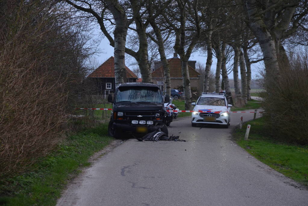 Persoon zwaargewond bij frontale aanrijding