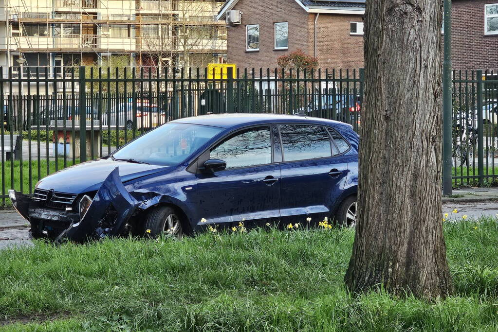 Auto zwaar beschadigd na uitwijkmanoeuvre