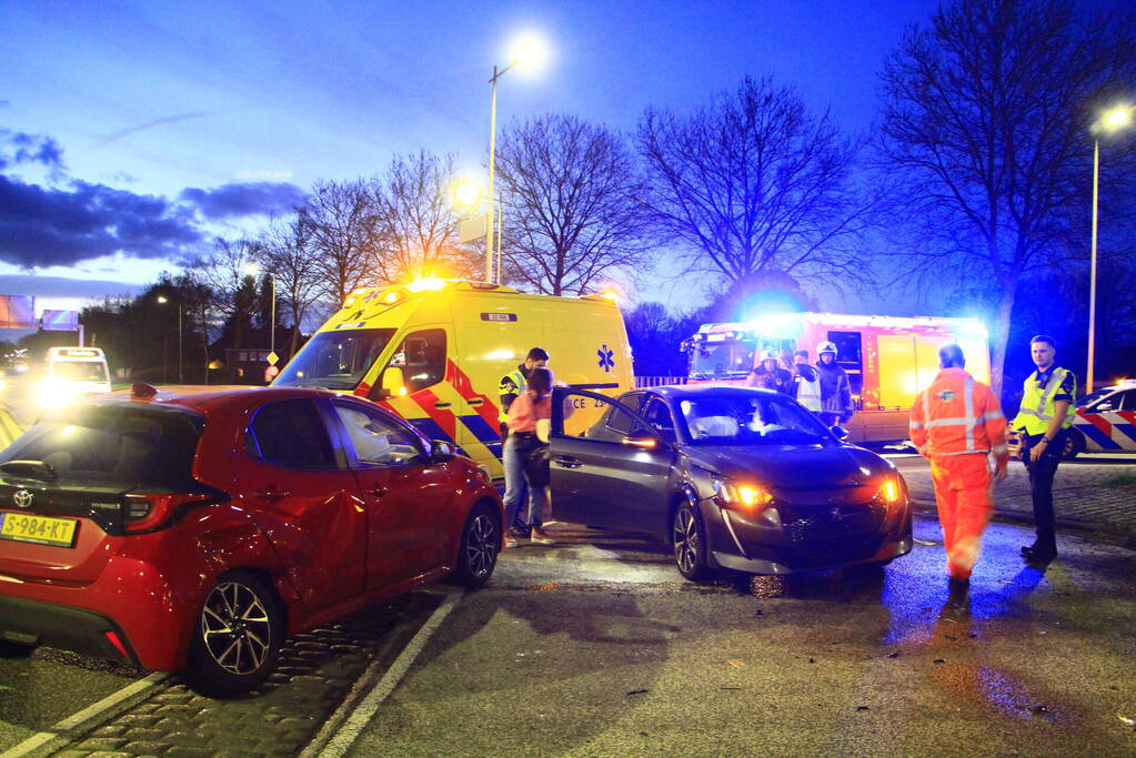 Voertuigen zwaar beschadigd na ongeval op rotonde