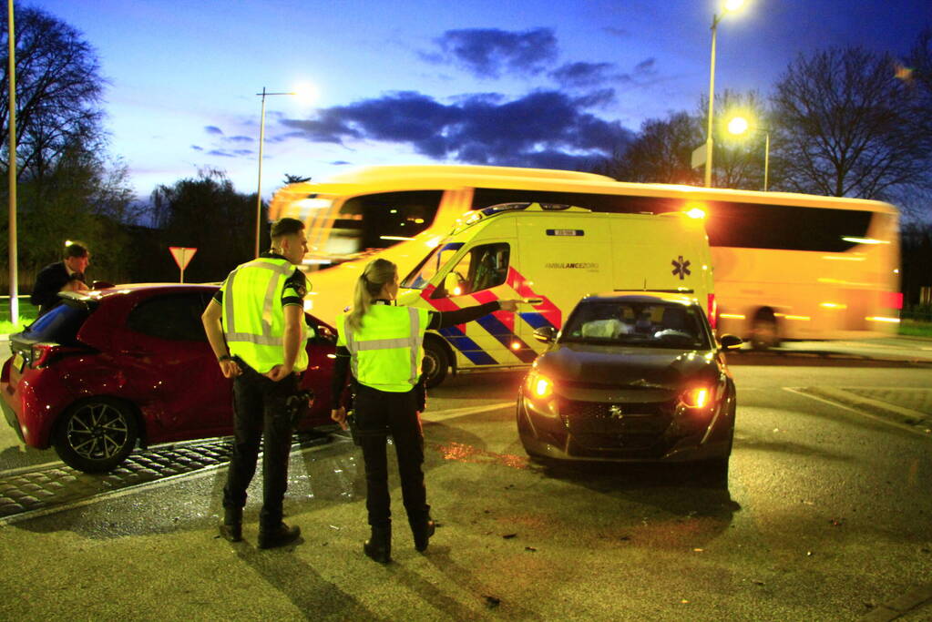 Voertuigen zwaar beschadigd na ongeval op rotonde