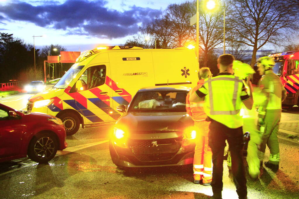 Voertuigen zwaar beschadigd na ongeval op rotonde