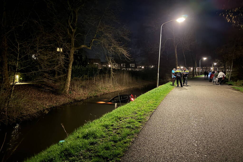 Bestuurder maakt stuurfout en rijdt water in