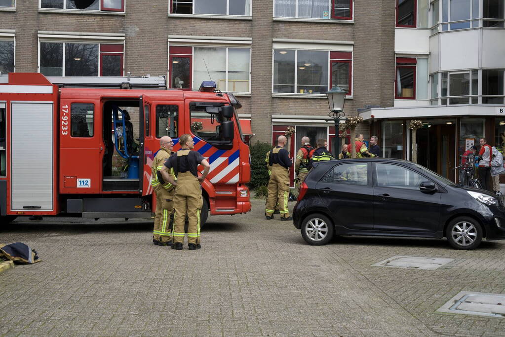 Bewoner uit brandend huis gehaald, veel schade