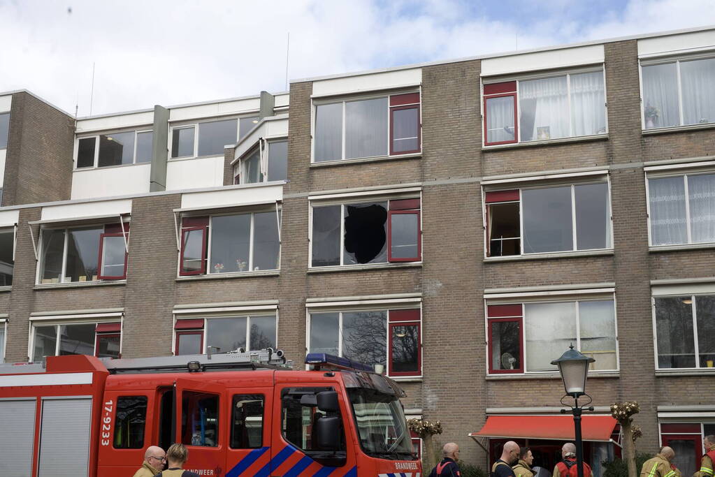 Bewoner uit brandend huis gehaald, veel schade