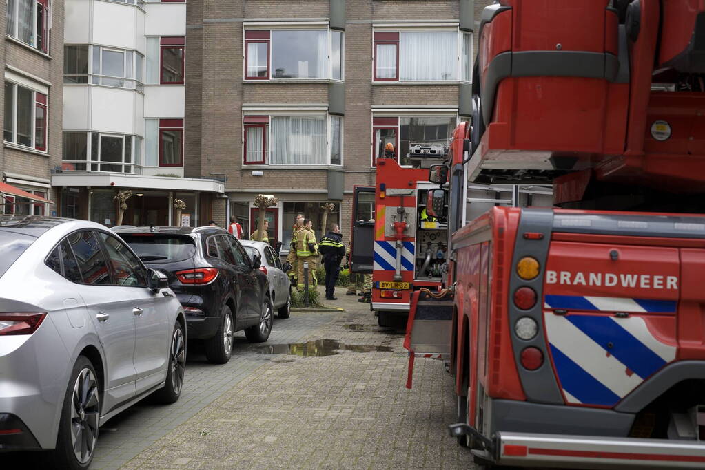 Bewoner uit brandend huis gehaald, veel schade