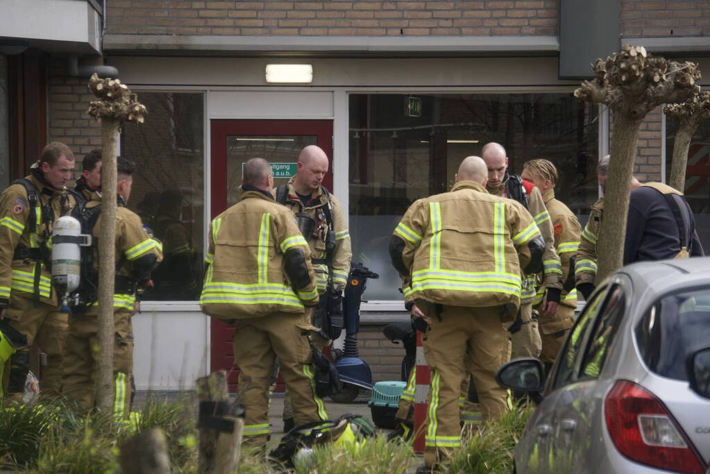 Bewoner uit brandend huis gehaald, veel schade