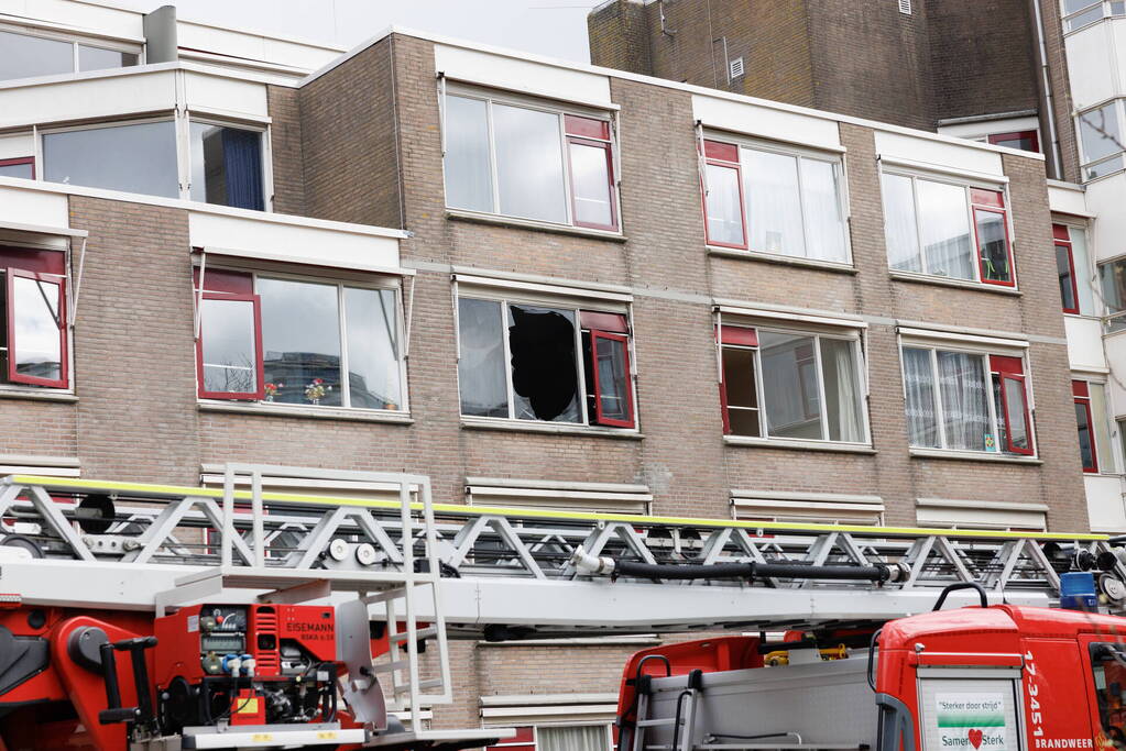 Bewoner uit brandend huis gehaald, veel schade