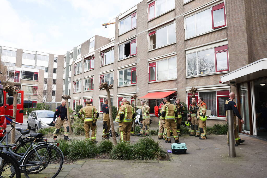 Bewoner uit brandend huis gehaald, veel schade