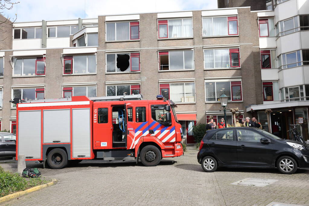 Bewoner uit brandend huis gehaald, veel schade