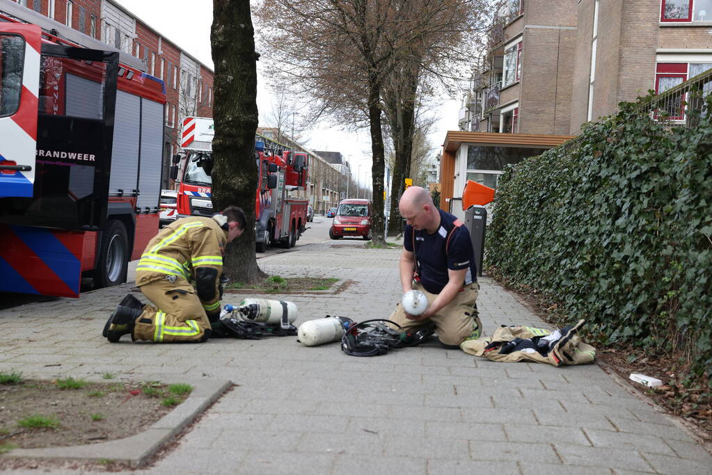 Bewoner uit brandend huis gehaald, veel schade